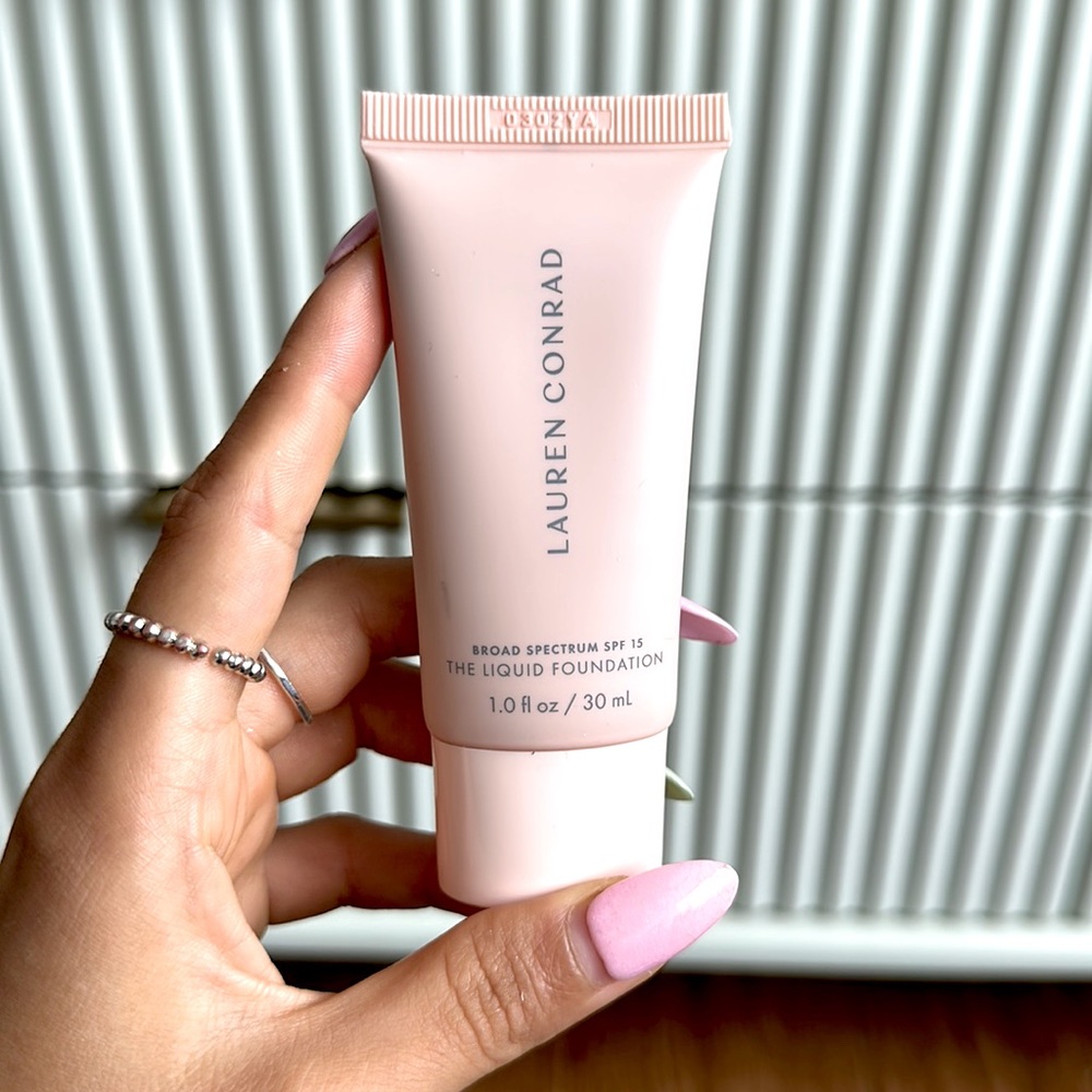 ⚡️Flawless•Liquid Foundation w. SPF 15 in shade 18.0